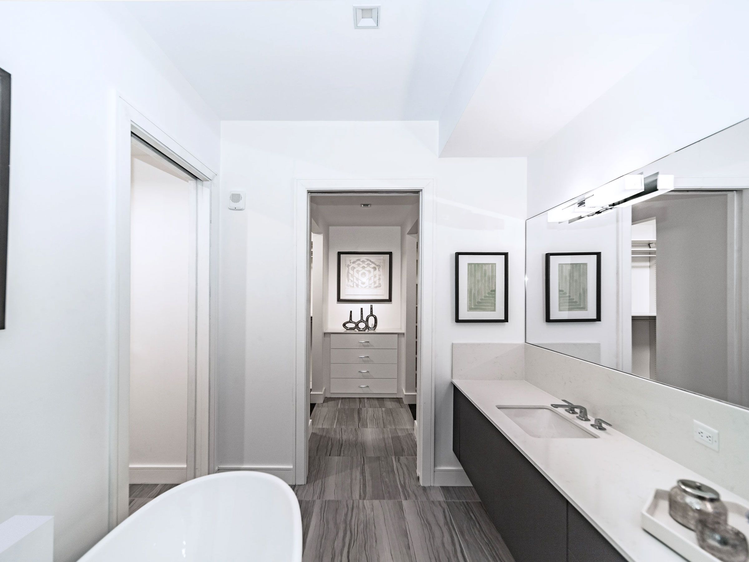 Modern bathroom with Qili fixtures